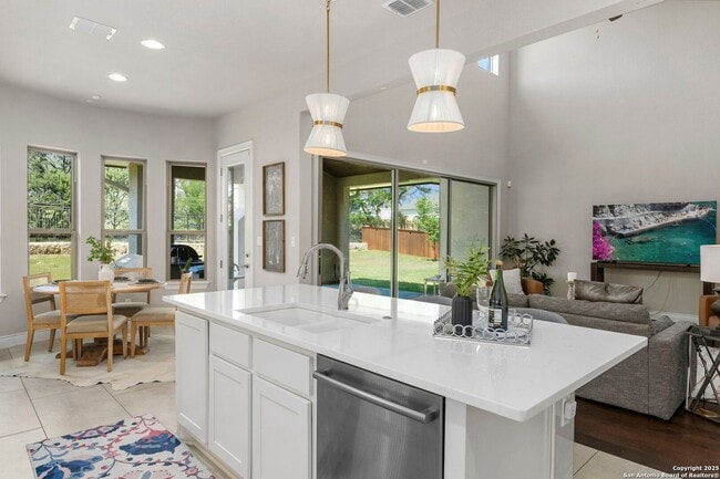 Building Photo - Charming Home Awaits: Spacious & in a Prime Location