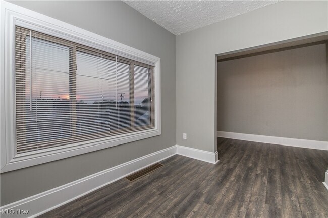 Building Photo - 1387 W 69th St