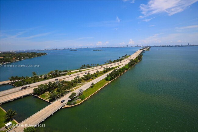 Building Photo - 600 NE 36th St