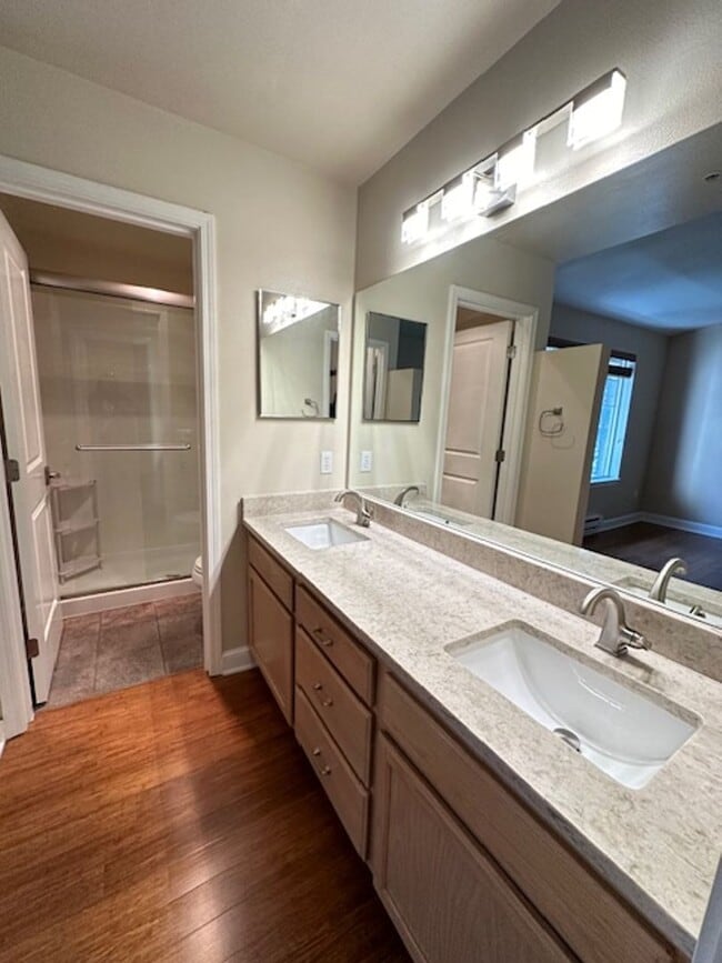 Building Photo - Beautifully Updated 2 Bedroom Condo