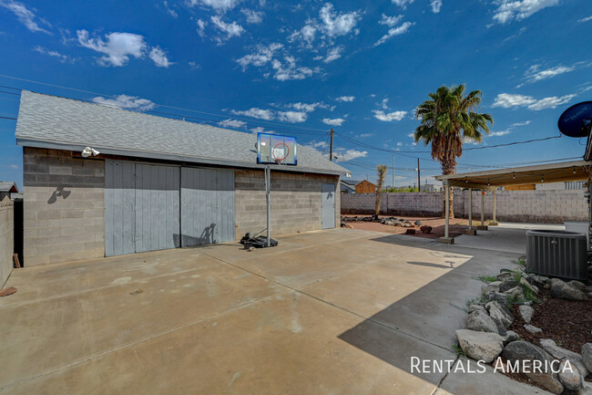 Building Photo - 102 N Cholla St