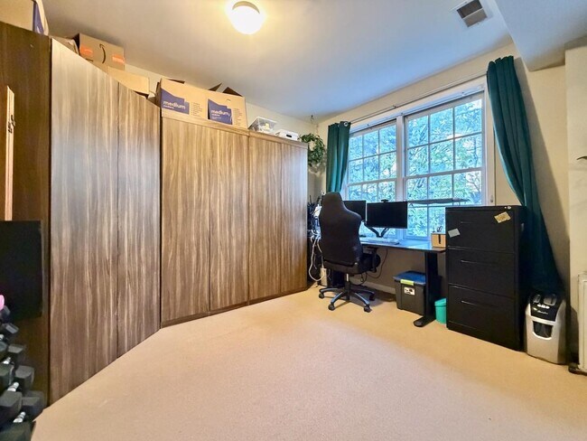 Building Photo - 83 Monroe St