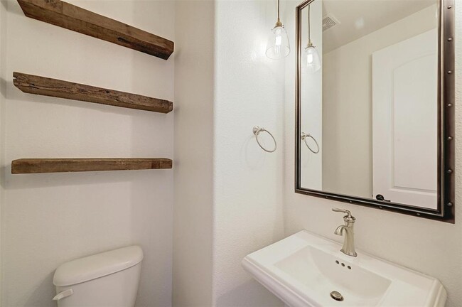 Building Photo - 211 Lake Como Dr