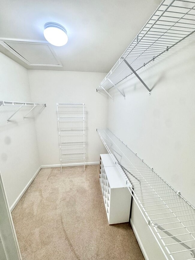 Building Photo - THREE BEDROOM/2.5 BATH TOWNHOME located in PARKLAND School District!