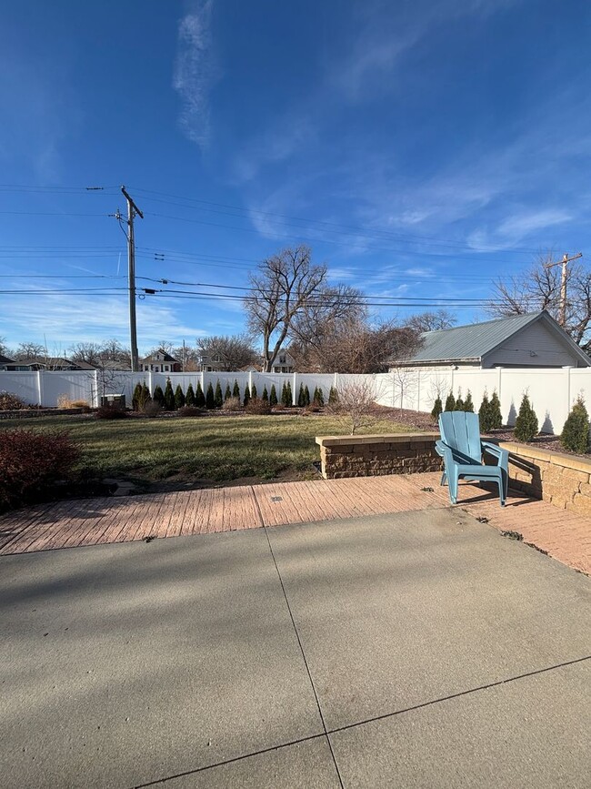 Building Photo - For Rent – 3 Bedroom | 1 Bathroom | Fully Fenced Yard