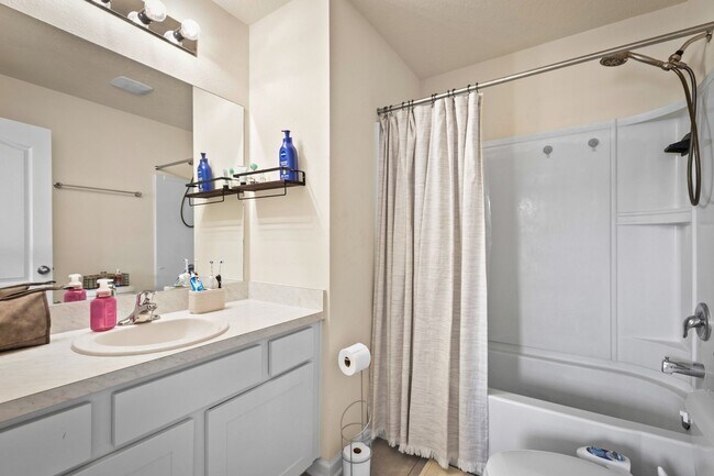 Building Photo - 2-Bedroom Townhome for Rent with Private En-Suite Baths & Screened Porch