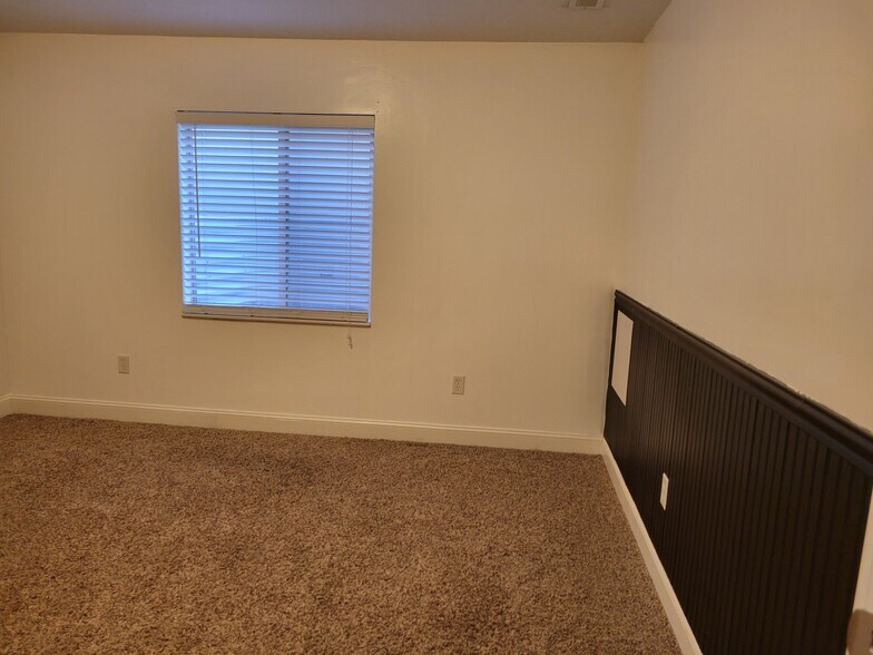 Building Photo - 166 E 1525 N