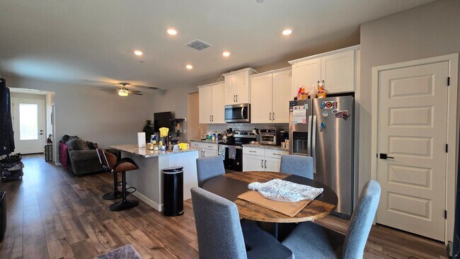 Building Photo - Cozy Never-Leased-Before 3 bedroom 2 bath home in Youngtown!