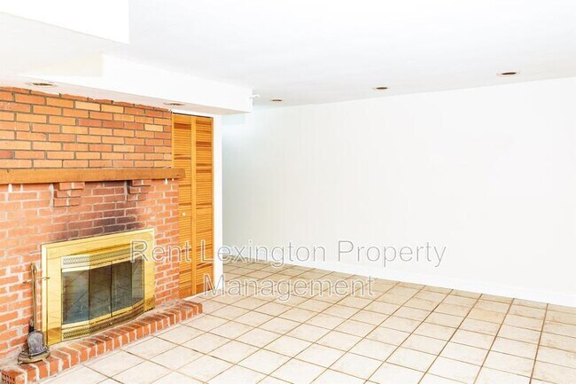 Building Photo - 657 Montclair Dr