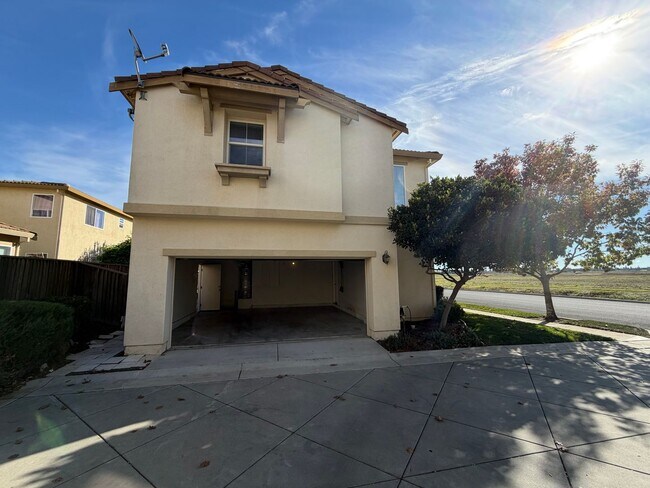 Building Photo - 4 bedroom | 2.5 bathroom | Single family h...