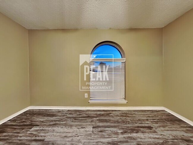 Building Photo - $2000! Large 4 Bed 2 Bath in ARLINGTON! COMING SOON will not stay long!