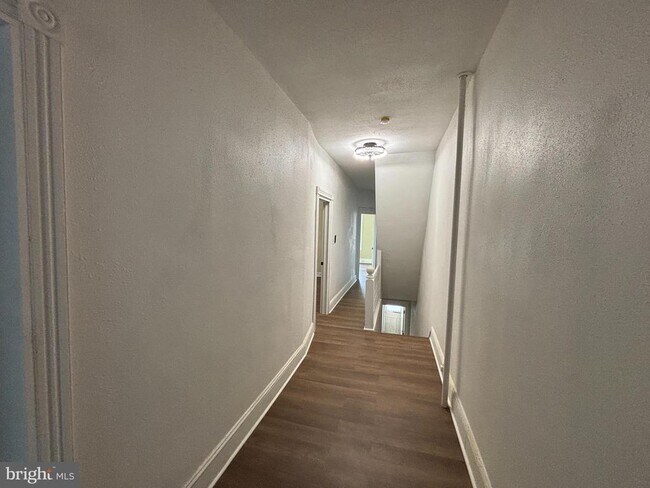 Building Photo - 130 E 4th St