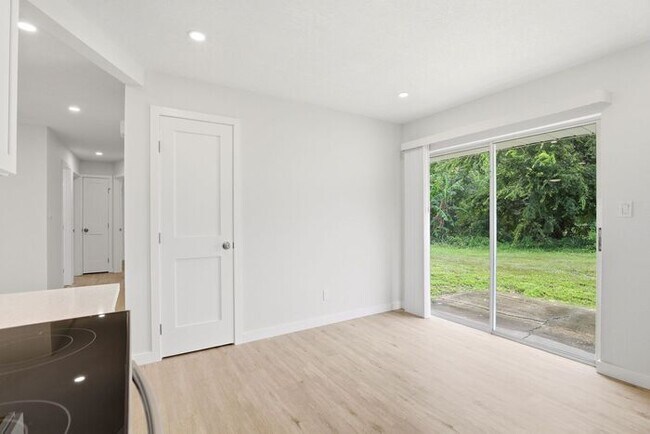 Building Photo - Stunning Remodeled 3BR Duplex in Oviedo with Modern Upgrades