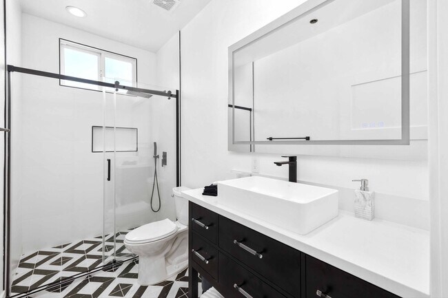 Building Photo - 2113 Harriman Ln