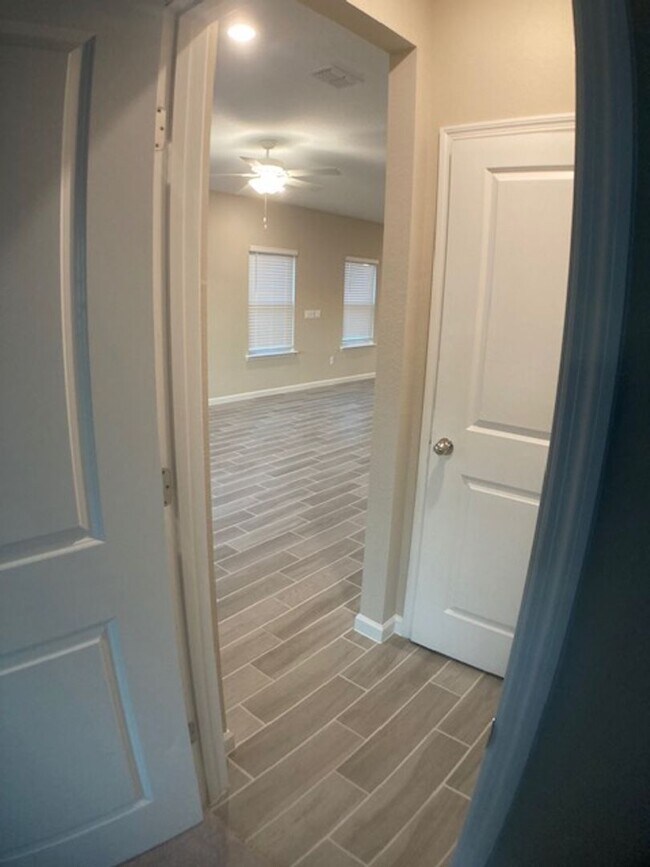 Building Photo - Stylish & Low-Maintenance Living in Oakleaf Community