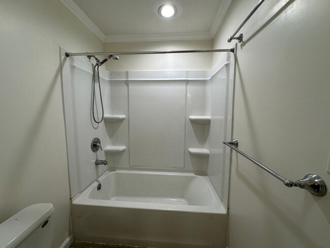 Building Photo - Freshly Updated 4 Bedroom Lower-Level Unit in Oak Ridge – Spacious & Move-In Ready