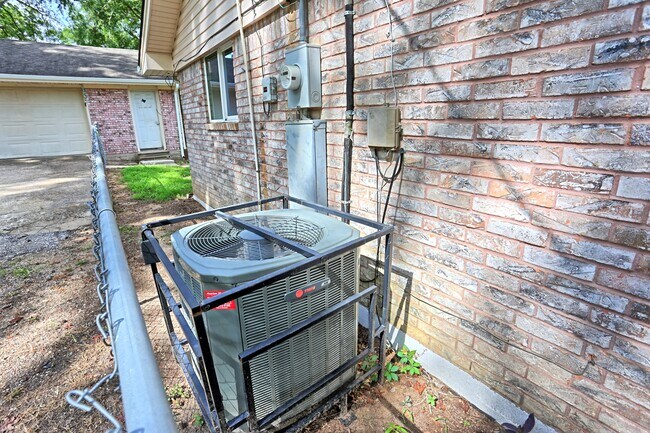 Building Photo - 704 Natchez River Cir