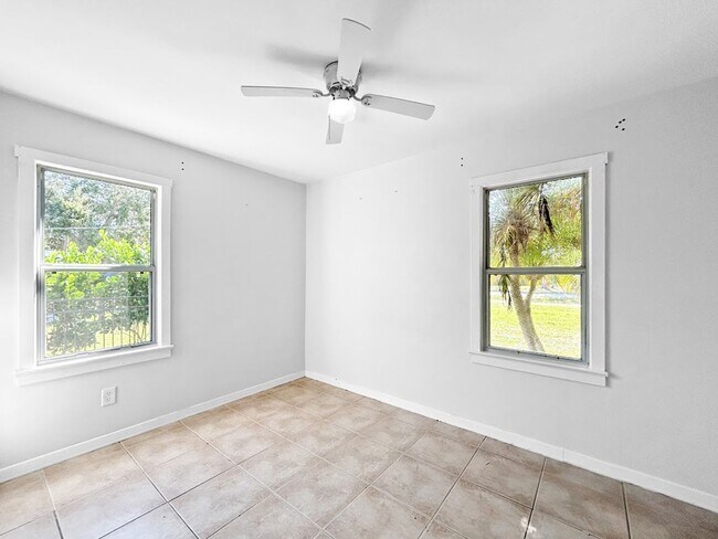 Building Photo - Deposit-Free Living! Stunning Sarasota Home with Pool – Minutes from Siesta Key Beach!