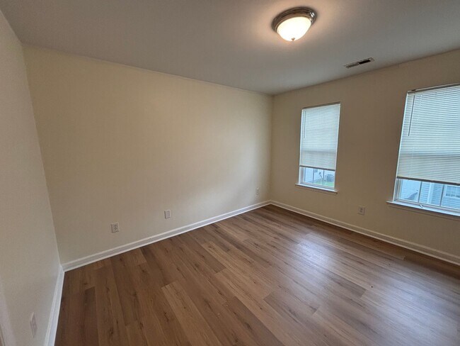 Building Photo - 3 Bed 3 Bath Garage Apartment Home