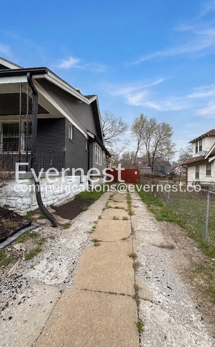 Building Photo - 2242 E 70th St