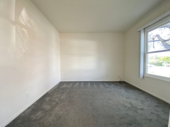 Building Photo - Modern Elegance in North Clairemont! Updat...