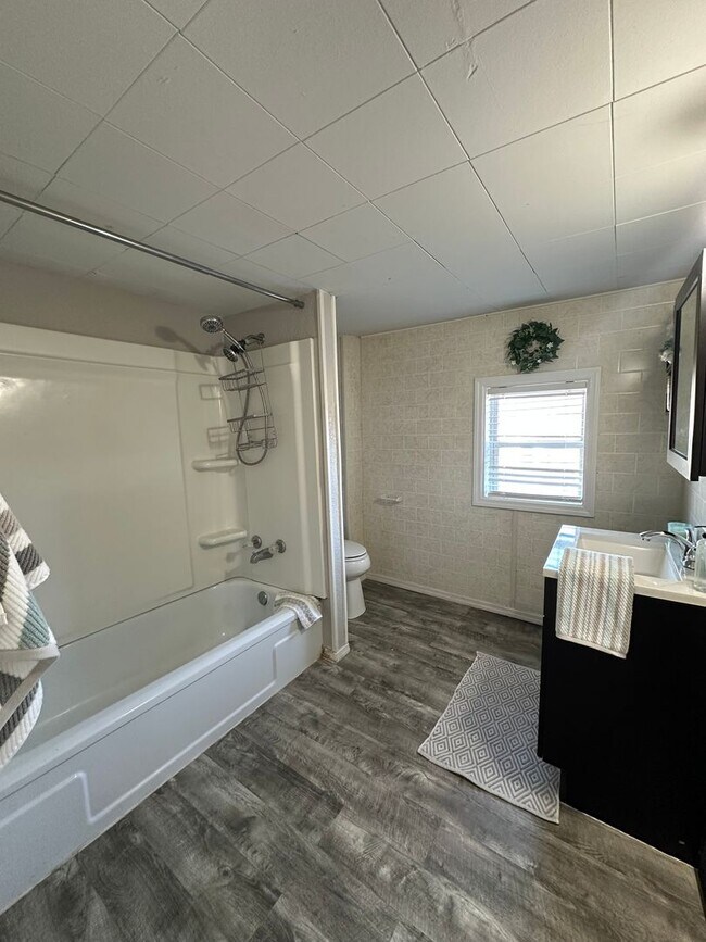 Building Photo - 2 bed, 2 bath home for rent in Waterloo, available IMMEDIATELY