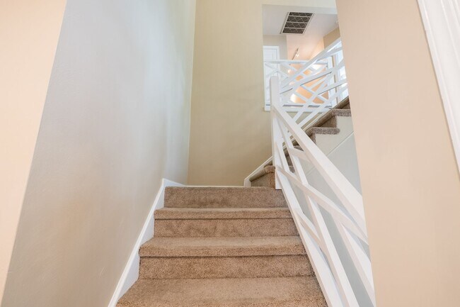 Building Photo - 5 Bedroom, 2.5 Bath Home for Rent in Salem Woods