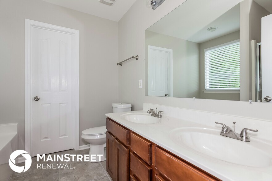 Building Photo - 12416 Oakton Hunt Dr