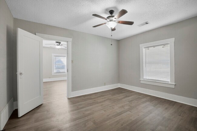 Building Photo - 509 E Heron St