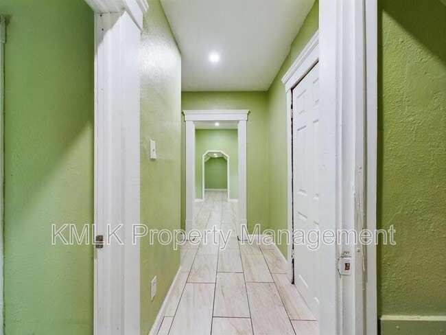 Building Photo - 187 W Long St