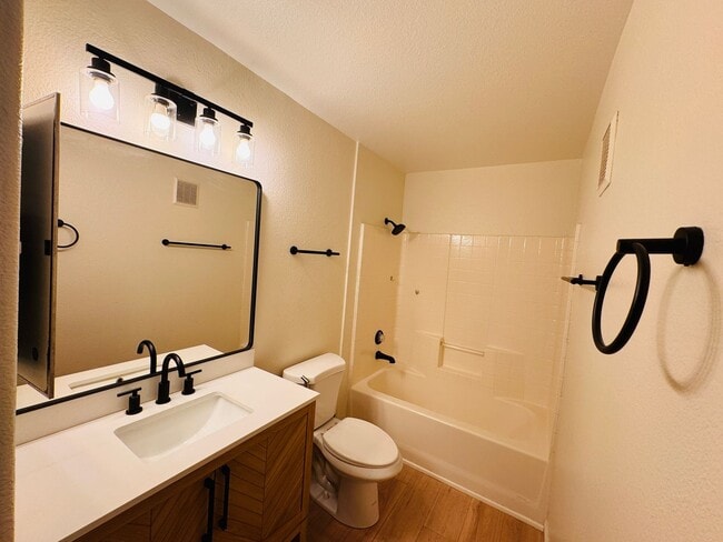 Building Photo - 2 bedroom, 2-bathroom condo for rent