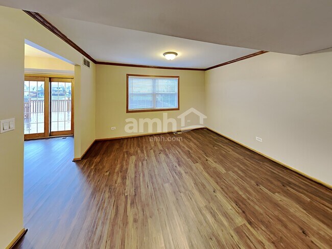 Building Photo - 2615 Heritage Lake Dr