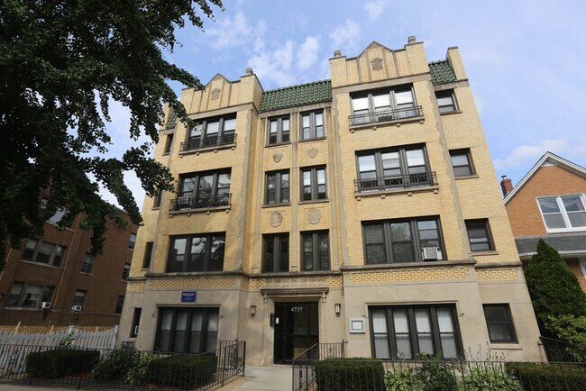 Building Photo - 4725 N Hermitage Ave