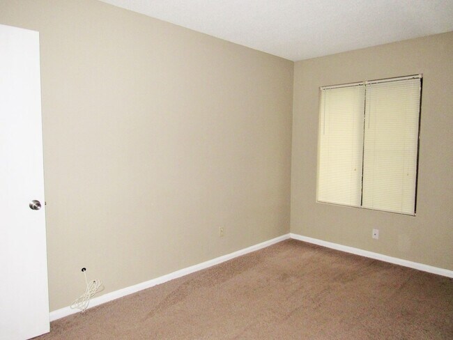 Building Photo - 341 Beverly St