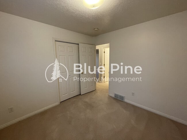 Building Photo - 3863 Ridgeview Cir