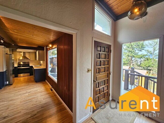 Building Photo - Stunning Home located in the picturesque Ashland