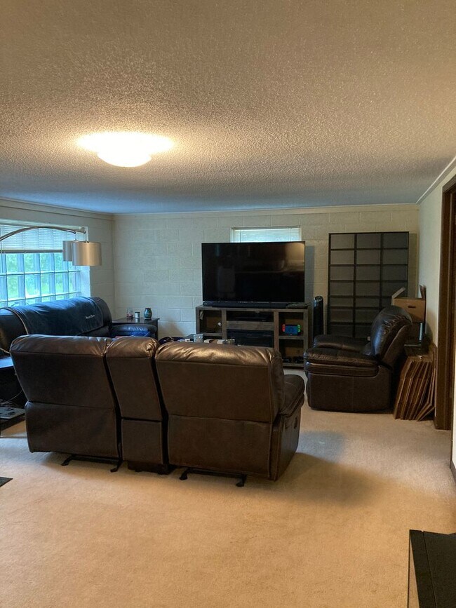 Building Photo - 1618 Maple Grove Rd