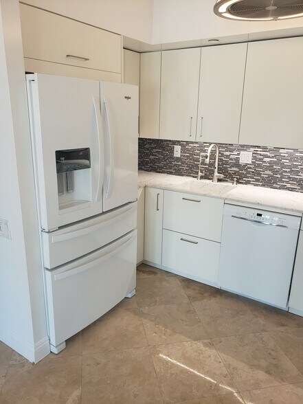 Kitchen - 500 W Harbor Dr
