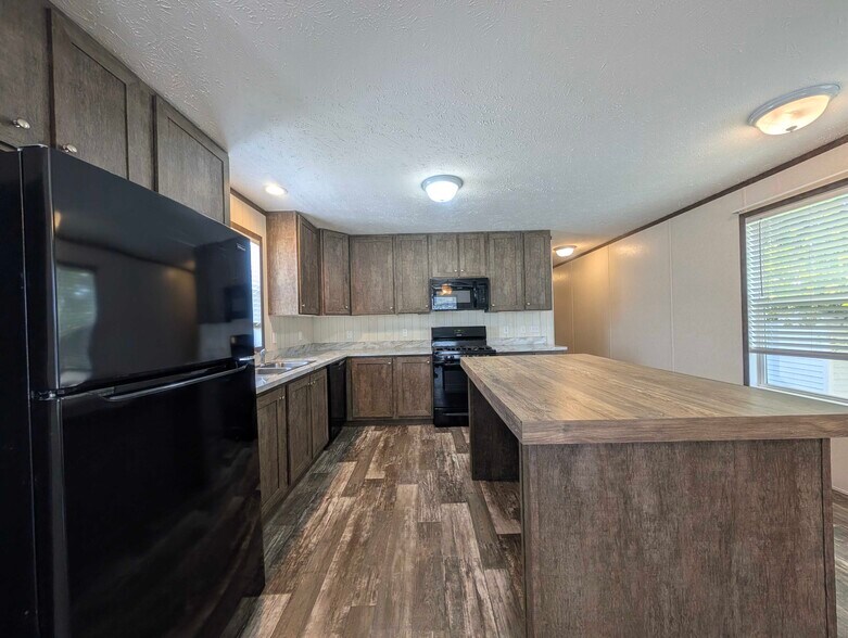 Building Photo - 38055 Leverette Ave