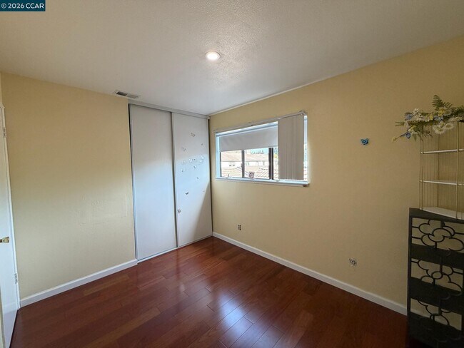 Building Photo - 6 Basin Ct