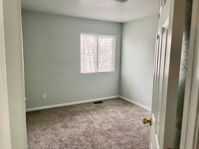 Building Photo - Eaton Commons Townhome