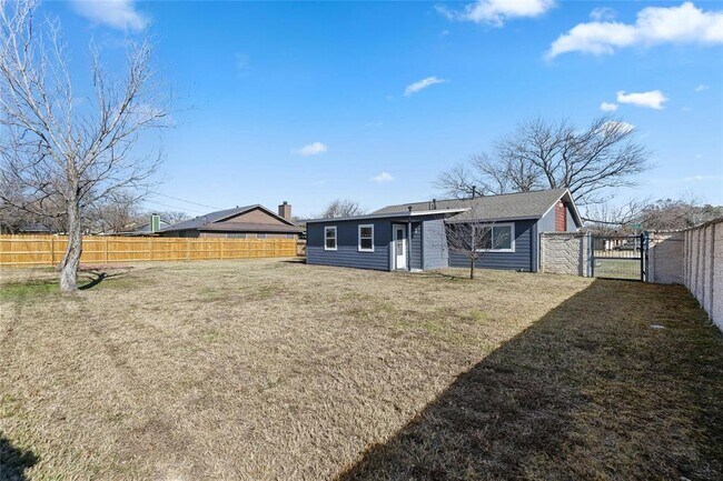 Building Photo - 1400 Bellmar Dr
