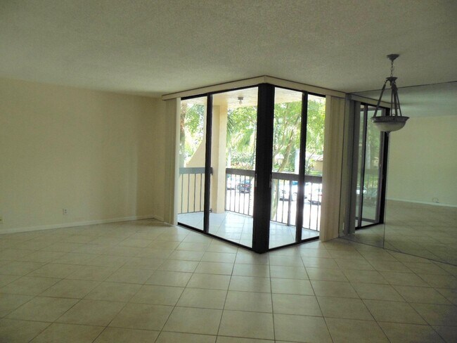 Building Photo - 500 Egret Cir