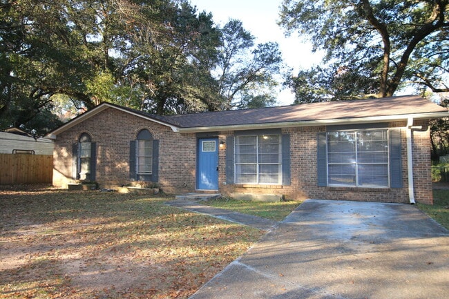 Building Photo - Beautifully Renovated 3-Bed, 1.5-Bath Home with Screened Porch in Desirable Pace Location