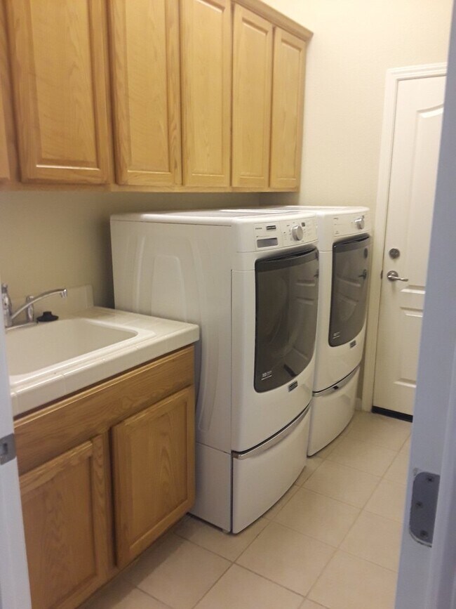 Building Photo - Large home with mountain views near the University of Nevada