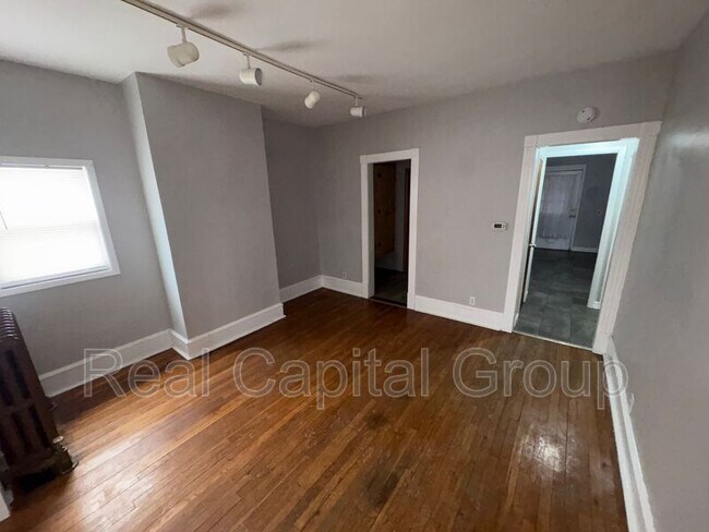 Building Photo - 1529-1529 Foster Ave