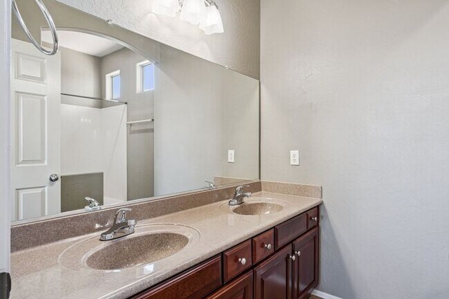 Building Photo - Beautiful 4 bedroom three bath home!