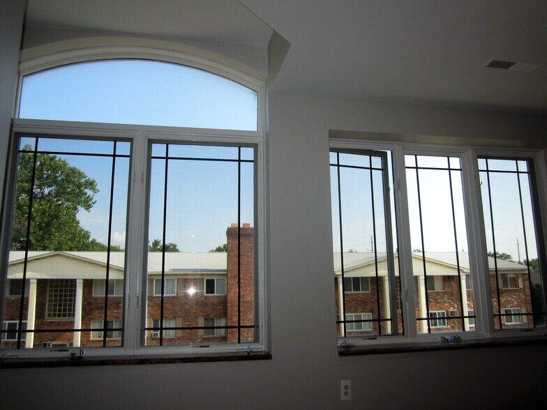 Building Photo - 614 E 11 Mile Rd