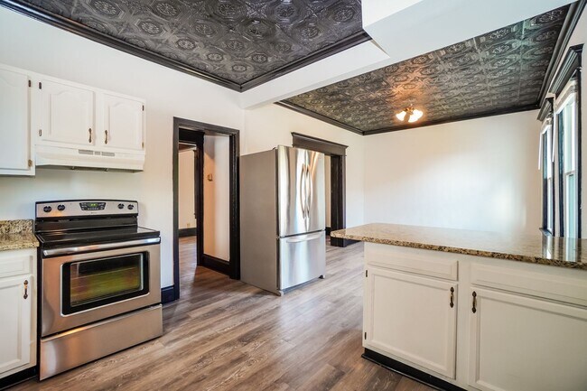 Building Photo - Newly Renovated 4 Bedroom in Central Columbus