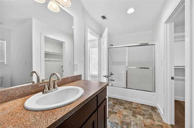 Building Photo - 704 E Sycamore St